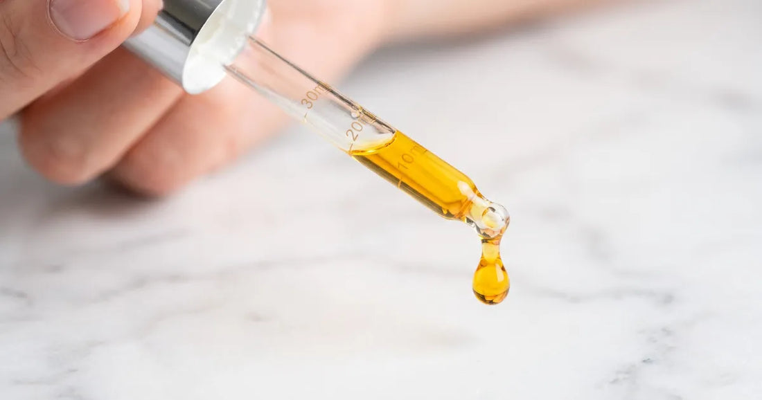 Sérum de vitamina C para a pele em frasco de vidro com conta-gotas